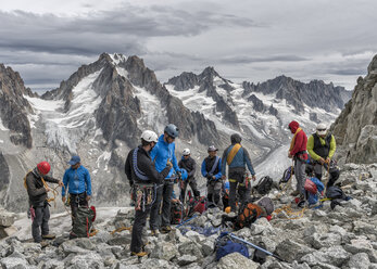 Frankreich, Chamonix, Grands Montets, Aiguille d' Argentiere, Gruppe von Bergsteigern bei der Vorbereitung - ALRF00748