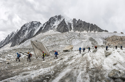 Frankreich, Chamonix, Grands Montets, Aiguille Verte, Gruppe von Bergsteigern, lizenzfreies Stockfoto