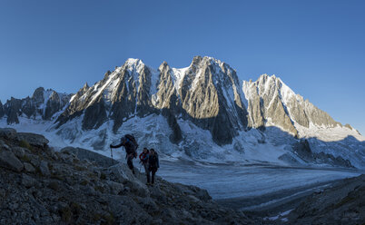 France, Chamonix, Argentiere Glacier, Les Droites, Les Courtes, Aiguille Verte, group of mountaineers - ALRF00750