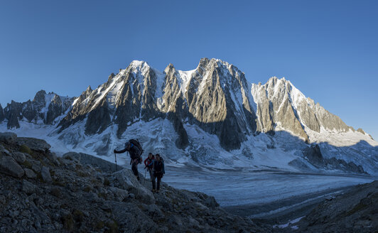 Frankreich, Chamonix, Argentiere-Gletscher, Les Droites, Les Courtes, Aiguille Verte, Gruppe von Bergsteigern - ALRF00750