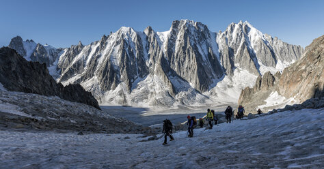 Frankreich, Chamonix, Argentiere-Gletscher, Les Droites, Les Courtes, Aiguille Verte, Gruppe von Bergsteigern - ALRF00752