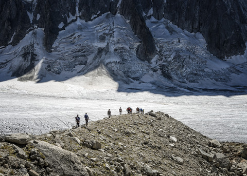 Frankreich, Chamonix, Argentiere-Gletscher, Gruppe von Bergsteigern, lizenzfreies Stockfoto
