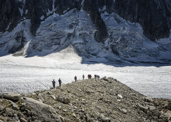 Frankreich, Chamonix, Argentiere-Gletscher, Gruppe von Bergsteigern - ALRF00755