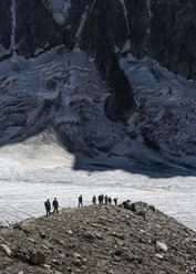 Frankreich, Chamonix, Argentiere-Gletscher, Gruppe von Bergsteigern - ALRF00756