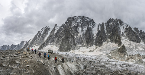 Frankreich, Chamonix, Grands Montets, Les Droites, Les Courtes, Argentiere-Tal, Gruppe von Bergsteigern, lizenzfreies Stockfoto