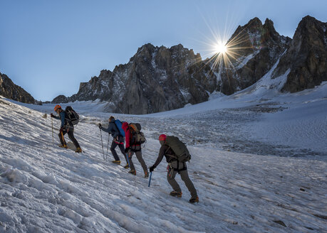 France, Chamonix, Argentiere Glacier, Les Droites, Les Courtes, Aiguille Verte, group of mountaineers - ALRF00760