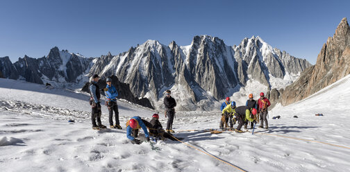 Frankreich, Chamonix, Argentiere Glacier, les Droites, Les Courtes, Aiguille Verte, Gruppe von Bergsteigern bei der Vorbereitung - ALRF00761