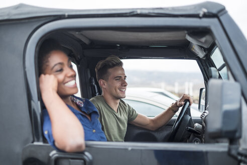 Glückliches junges Paar in einem Auto - SIPF01195