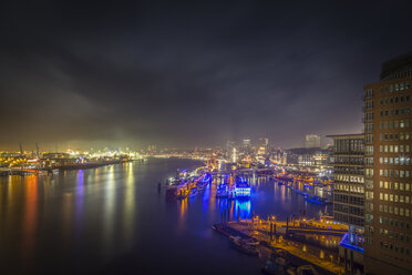 Deutschland, Hamburg, Blick auf die Landungsbrücken von der Aussichtsplattform der Elbphilharmonie bei Nacht - NKF00469