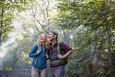 Pärchen beim Wandern im Wald, Blick nach oben - FMKF03348