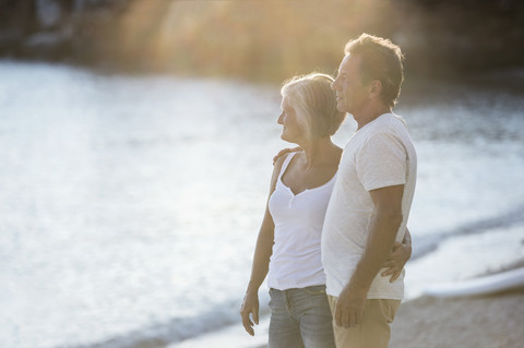 Älteres Paar am Strand in der Abenddämmerung, lizenzfreies Stockfoto