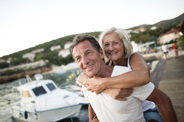 Porträt eines glücklichen älteren Paares im Urlaub - HAPF01280