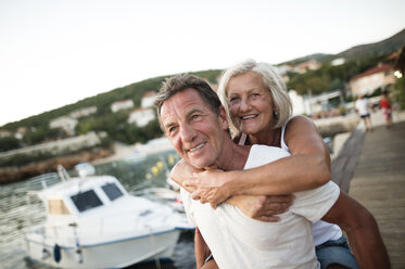 Portrait of happy senior couple on vacation - HAPF01280