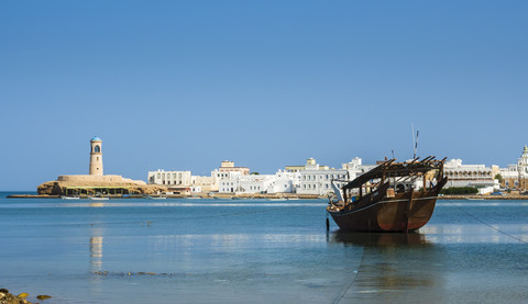 Oman, Ash Sharqiyah, Ad Daffah, vertäute Dhau vor dem Seehafen Sur, lizenzfreies Stockfoto