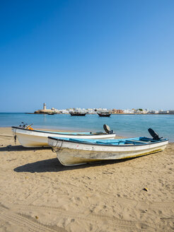 Oman, Ash Sharqiyah, Ad Daffah, zwei Motorboote liegen am Strand des Seehafens Sur - AMF05174