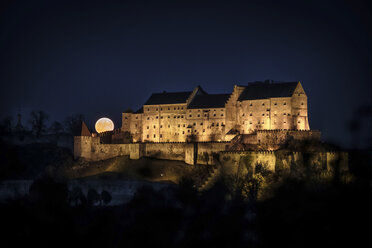 Deutschland, Burghausen, beleuchtete Burg in der Nacht bei Vollmond - HAMF00252