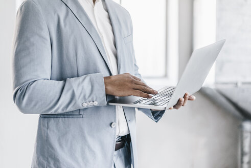 Geschäftsmann mit Laptop - KNSF00828