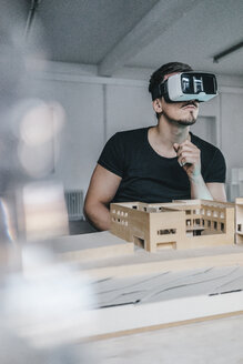 Mann mit Architekturmodell und VR-Brille - KNSF00832