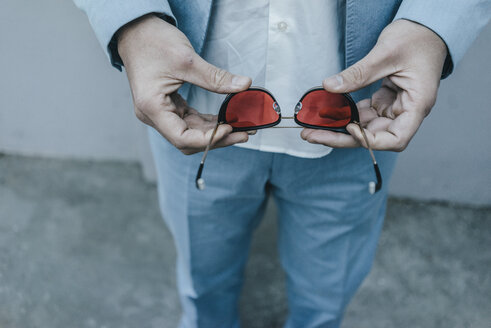 Geschäftsmann mit Sonnenbrille - KNSF00848