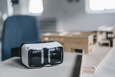 VR-Brille und Architekturmodell auf dem Schreibtisch, lizenzfreies Stockfoto