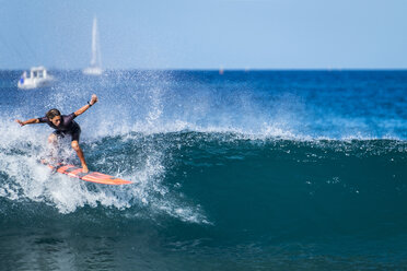 Spanien, Teneriffa, Junge Surfen - SIPF01201