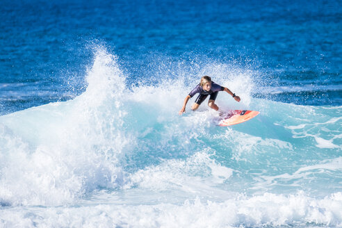 Spanien, Teneriffa, Junge Surfen - SIPF01204