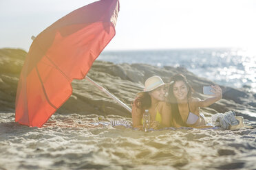 Zwei junge Frauen am Strand machen Selfies - ZEF12004