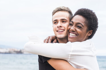 Happy young couple hugging on the beach - SIPF01208