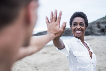 Young couple connecting their hands on the beach - SIPF01214