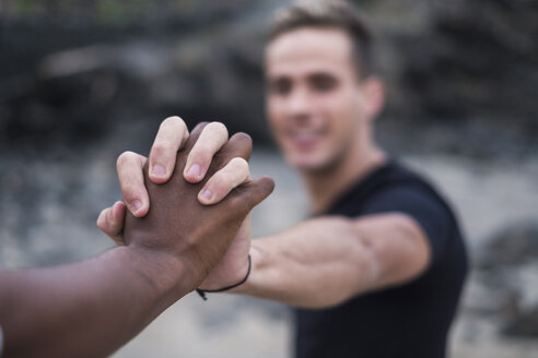 Nahaufnahme eines jungen Paares Hand in Hand - SIPF01215