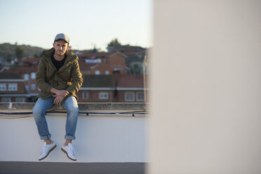 Mann sitzt auf Dachterrasse - SKCF00235