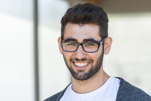 Portrait of smiling young man wearing glasses - TCF05277