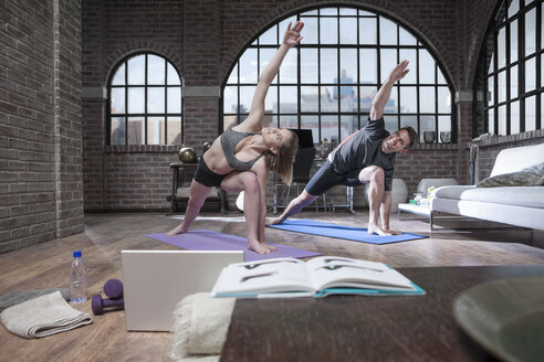 Junger Mann und Frau machen Yoga-Übungen im Studio - ZEF12041