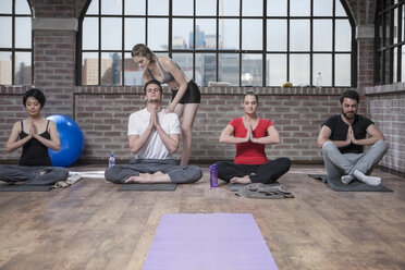 Frau unterrichtet Yoga-Kurs - ZEF12071