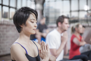 Junge Frau macht Yoga-Meditationsübungen im Studio - ZEF12072