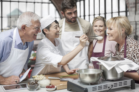 Gruppe von Personen im Kochkurs, lizenzfreies Stockfoto