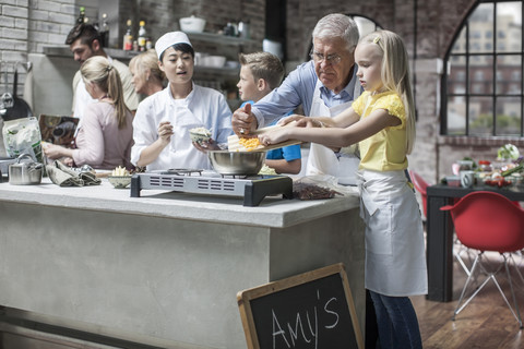 Kinder und Erwachsene beim Kochkurs, lizenzfreies Stockfoto