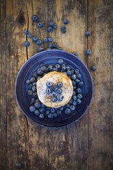 Pfannkuchen mit Heidelbeeren und Puderzucker auf dem Teller - LVF05760