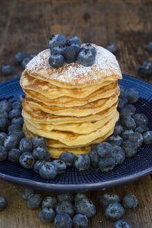 Pfannkuchen mit Blaubeeren auf dem Teller - LVF05761