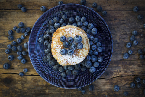 Pfannkuchen mit Heidelbeeren und Puderzucker auf dem Teller, lizenzfreies Stockfoto