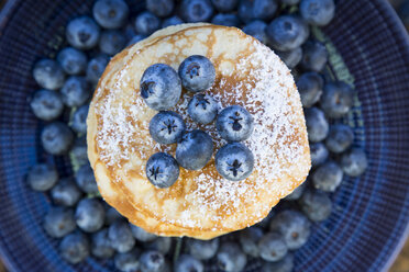 Pancakes with blueberries and icing sugar on plate - LVF05763
