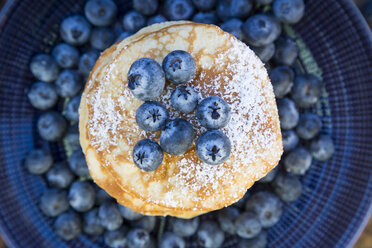 Pfannkuchen mit Heidelbeeren und Puderzucker auf dem Teller - LVF05763