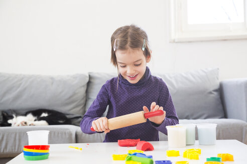 Kleines Mädchen rollt Modelliermasse aus - LVF05766