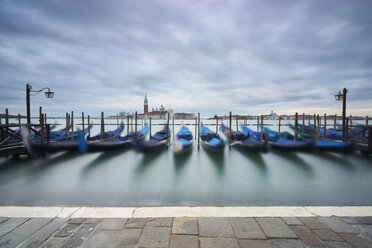 Italien, Venedig, vertäute Gondeln in der Dämmerung - XCF00108