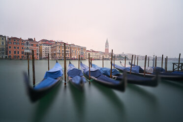 Italien, Venedig, vertäute Gondeln in der Dämmerung - XCF00111