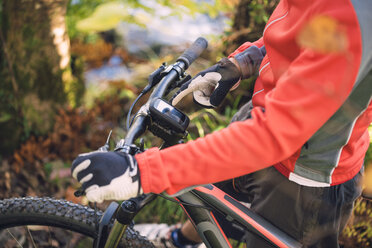 Mountainbiker benutzt das GPS seines Fahrrads, Nahaufnahme - RAEF01615
