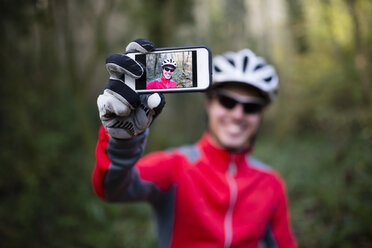 Mountainbiker macht Selfie mit seinem Smartphone - RAEF01617