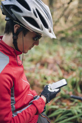 Mountainbiker mit Smartphone - RAEF01618