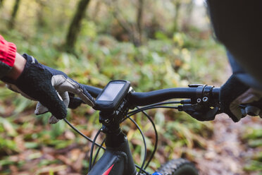 Mountainbiker benutzt das GPS seines Fahrrads, Nahaufnahme - RAEF01619