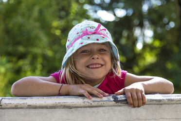 Porträt eines kleinen Mädchens, das auf eine Mauer klettert - JFEF00815